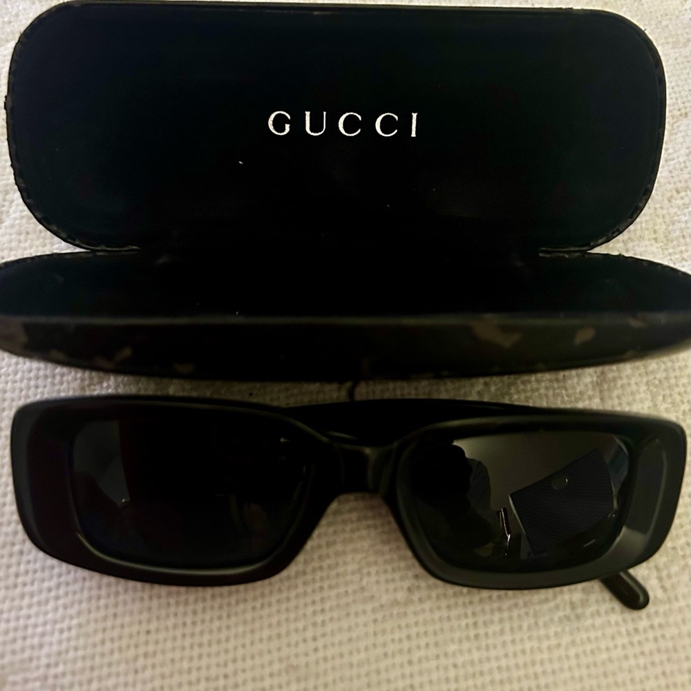 Gucci Black Sunglasses with Glossy Finish - Picture 6 of 6